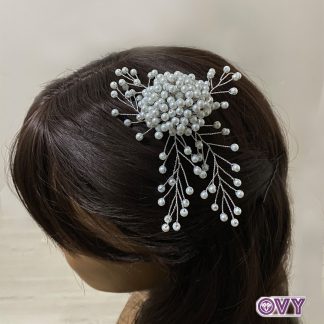 bride wearing pearl hair pin