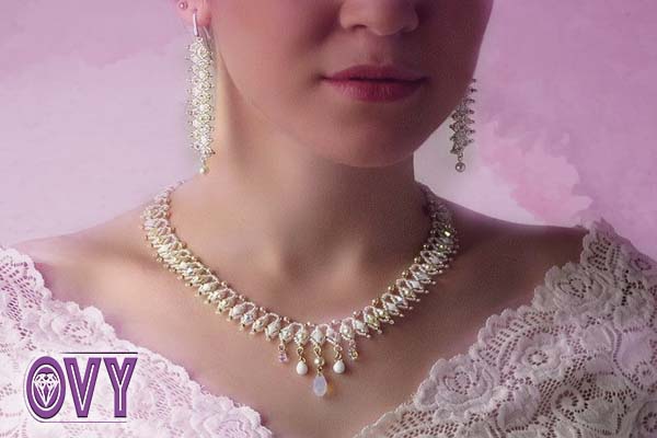 a bride waring luxury necklace earring set